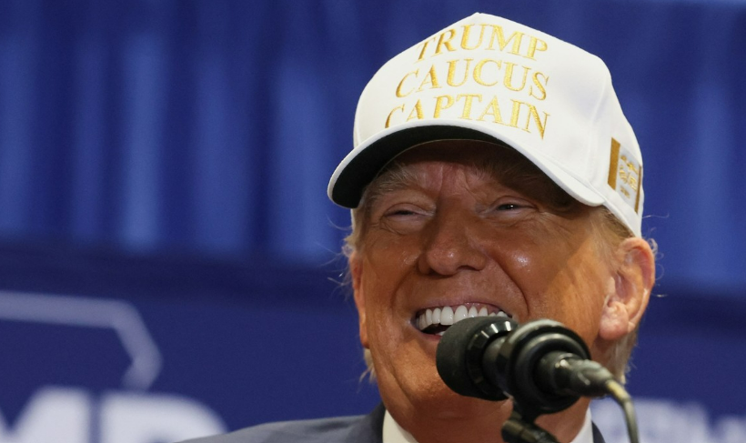 아이오와주에서 유세 중인 도널드 트럼프 전 대통령이 14일(현지 시간) 인디애놀라에서 연설 도중 활짝 웃고 있다. /연합뉴스