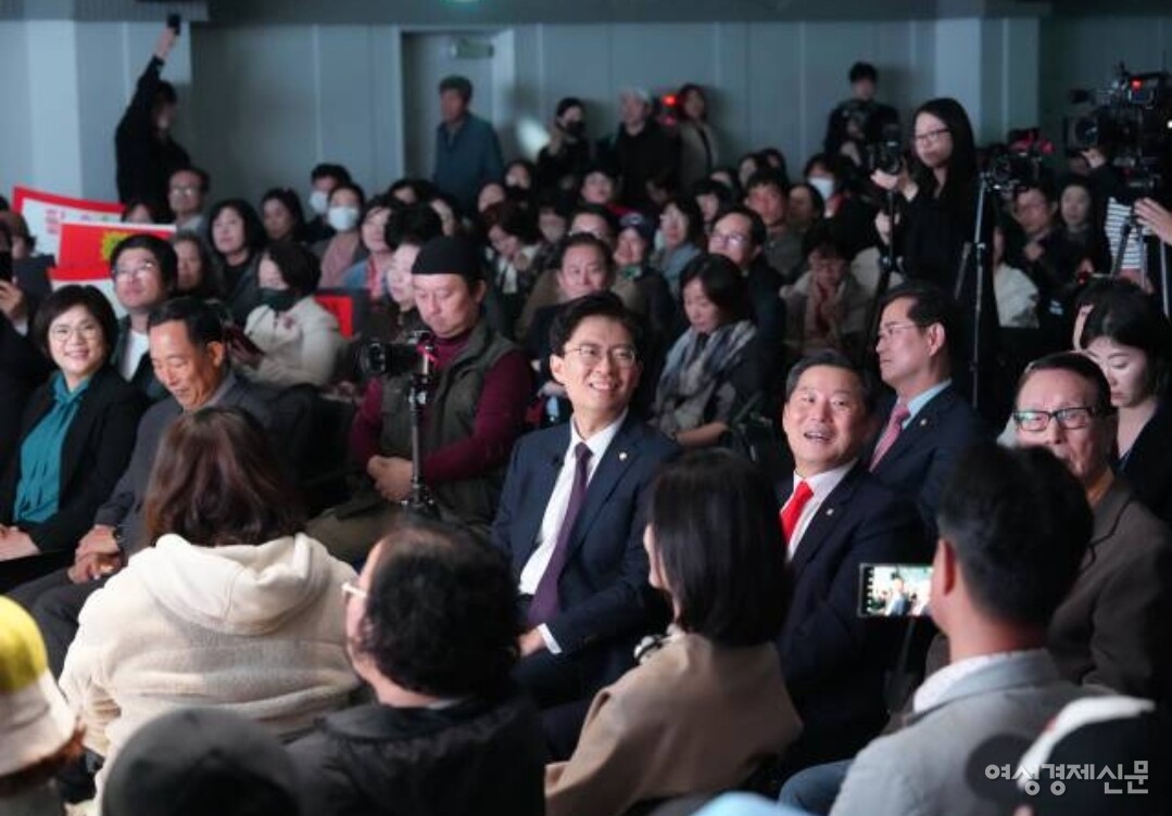 조정훈 의원(가운데)이 지난해 10월 31일 개최한 북콘서트에 이철규 의원을 비롯한 박찬종 변호사가 참석해 있다. /여성경제신문 