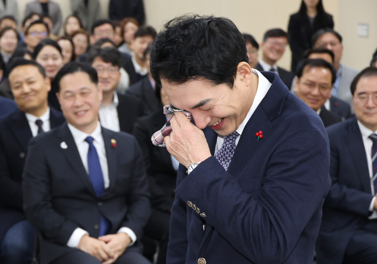 박민식 전 국가보훈부 장관이 지난해 12월 26일 오전 세종시 정부세종청사에서 열린 이임식에서 눈물을 훔치고 있다. /연합뉴스