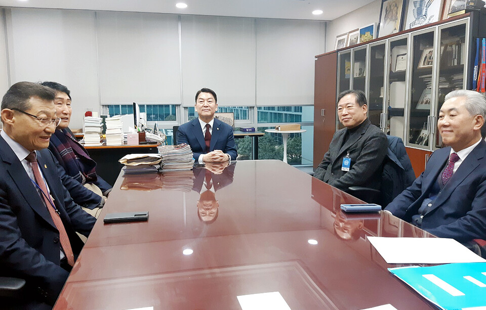장기요양 4단체장들이 9일 서울 영등포구 국회의원회관 안철수 의원을 방문해 이야기를 나누고 있다. 왼쪽부터 박원 한국노인장기요양기관협회 회장, 권태엽 한국노인복지중앙회 회장, 안철수 의원, 조남범 한국재가노인복지협회 회장, 임용민 한국재가장기요양기관협회 회장. /한국노인복지중앙회