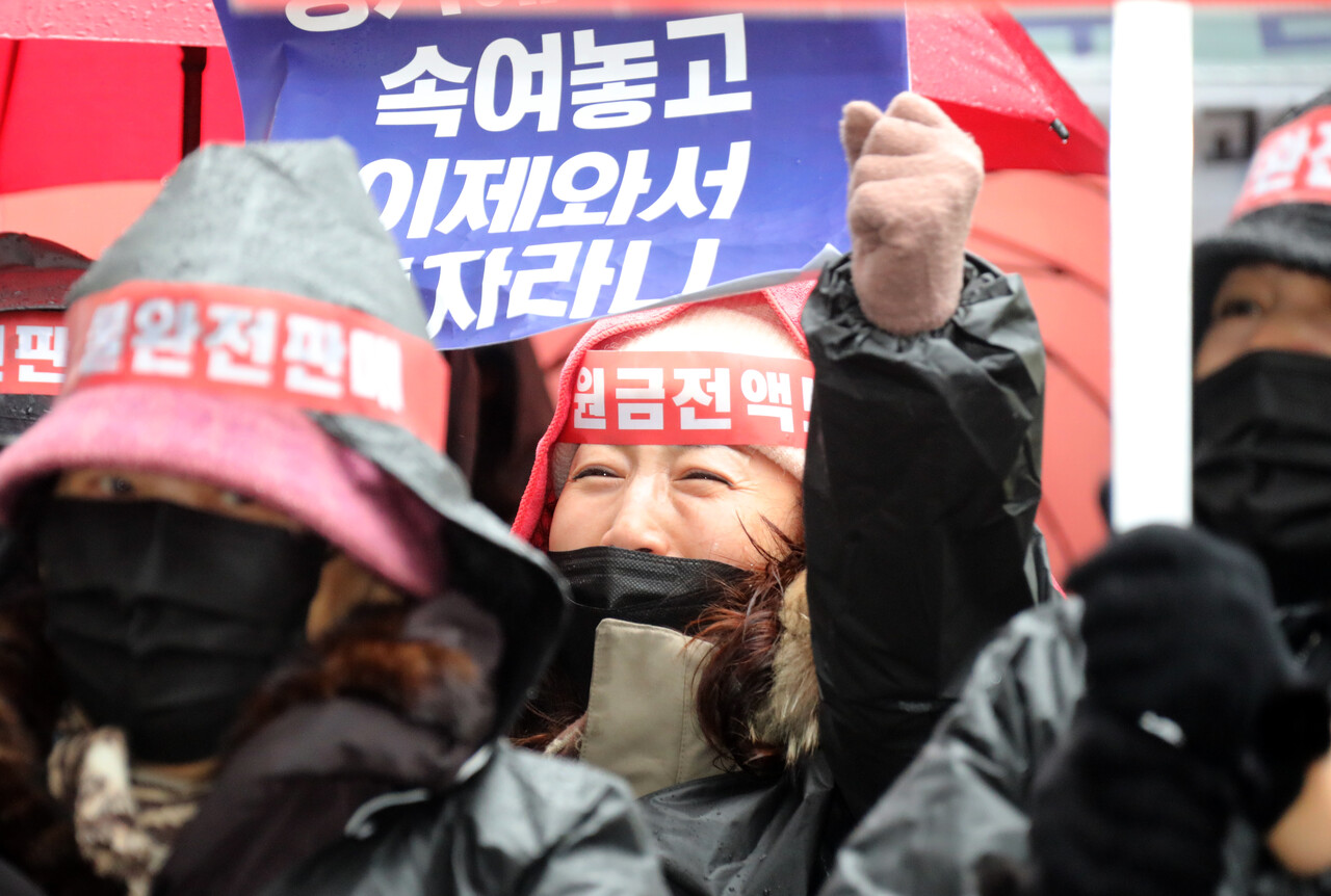 홍콩 H지수(항셍중국기업지수) 주가연계증권(ELS) 사태로 50대부터 많게는 90대까지 고령 투자자의 올해 10조 대규모 손실이 눈앞에 다가오는 가운데 이 사태의 원인이 은행, 증권사의 모럴해저드에 기인한다는 지적이 나온다. /연합뉴스