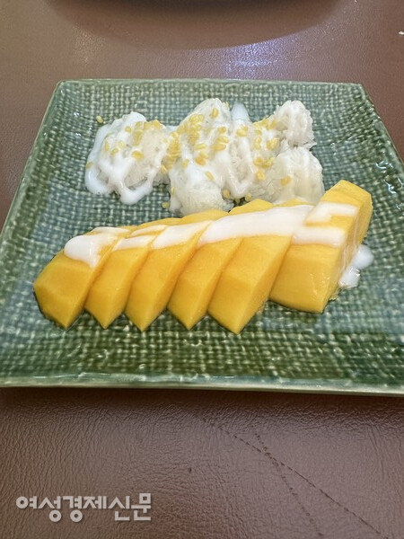 망고 과육에 찹쌀밥, 코코넛 밀크로 맛을 낸 디저트. 망고스티키라이스 / 사진=박재희