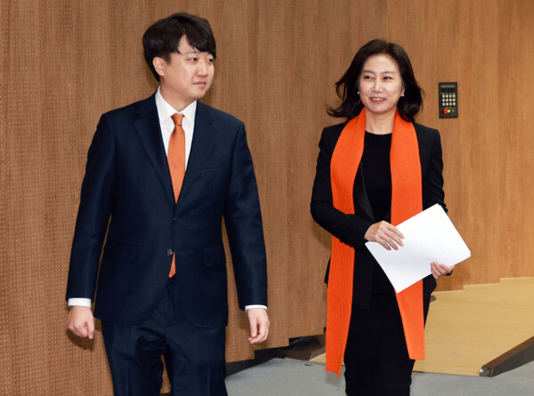 개혁신당의 이준석 정강정책위원장과 허은아 창당준비위원장이 18일 국회 소통관에서 기업 및 교통 관련 정강정책을 발표한 뒤 밖으로 나서고 있다. /연합뉴스