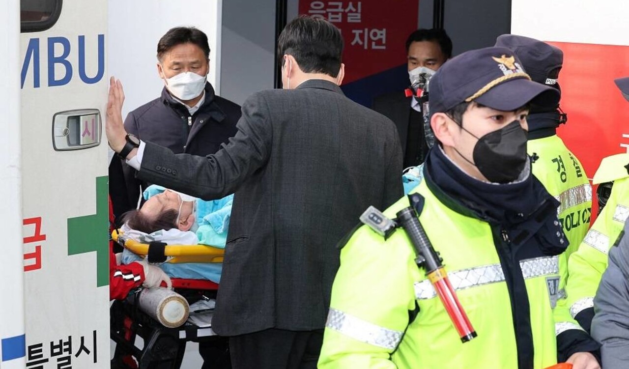 지난 2일 서울대병원으로 이송된 이재명 대표를 관계자들이 응급실로 옮기고 있다. /연합뉴스