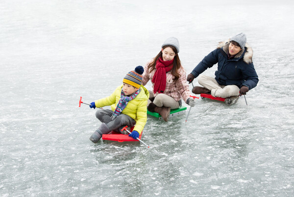 겨울에는 스케이트를 탔다. 스케이트장은 논두렁과 개천에 만들어졌다. 스케이트는 고급이고 얼음 썰매가 대중적이었다. /게티이미지뱅크