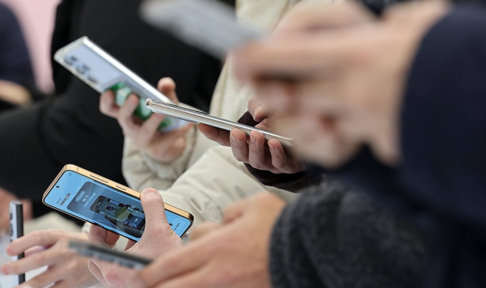 18일 서울 서초구 삼성 강남점에 갤럭시 S24 시리즈 제품이 진열되어 있다. /연합뉴스