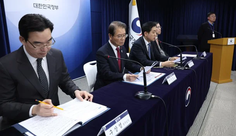 왼쪽부터 구상엽 법무부 법무실장, 이정식 고용노동부 장관, 김주현 금융위원장, 정정훈 기획재정부 세제실장이 17일 서울 종로구 정부서울청사에서 열린 국민과 함께하는 민생토론회 금융 부문 사후 브리핑을 하고 있다. / 연합뉴스