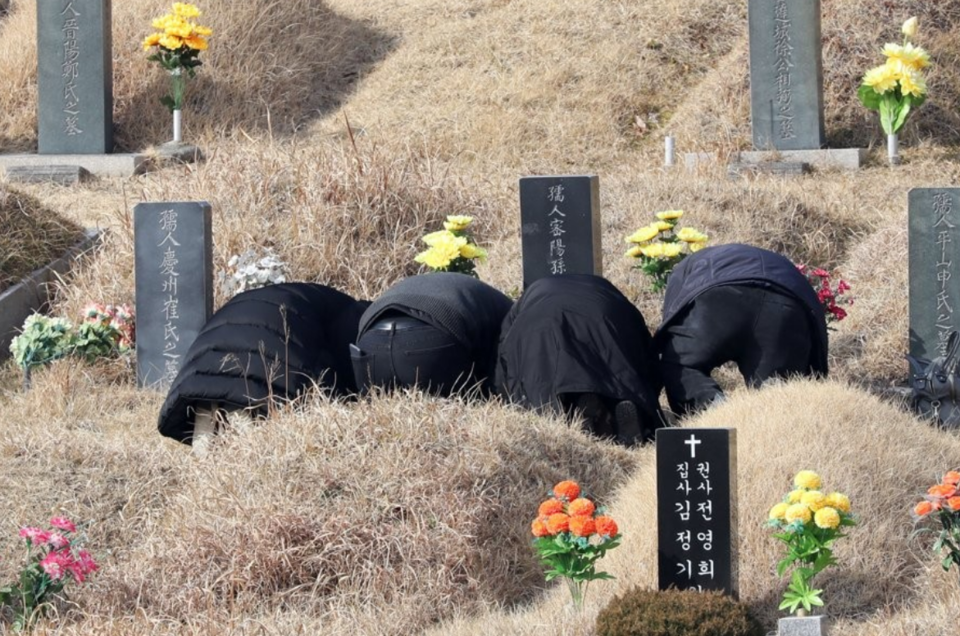 부산 금정구 영락공원에서 성묘객들이 설을 앞두고 조상 묘를 찾아 절하고 있다. /연합뉴스