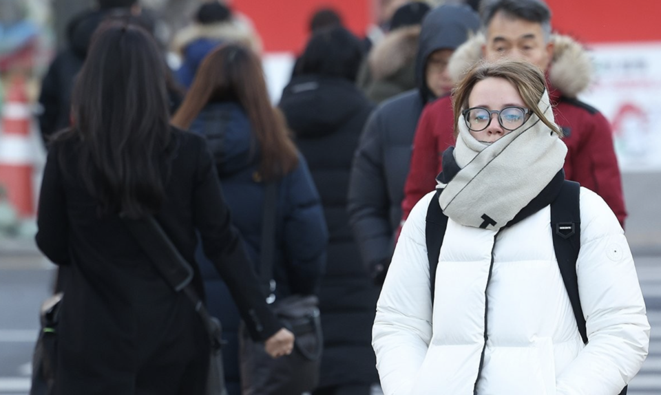 서울 아침 기온이 영하 7도를 기록해 추운 날씨를 보인 지난 15일 오전 서울 종로구 광화문네거리에서 한 외국인 관광객이 이동하고 있다. /연합뉴스