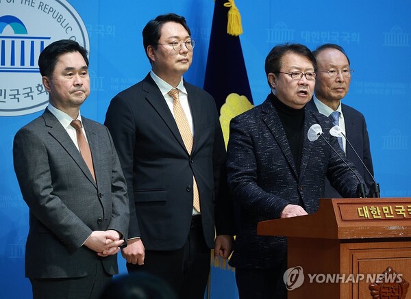 미래대연합 김종민 창당준비위원장(왼쪽부터), 개혁신당 천하람 최고위원, 미래대연합 정태근 창당준비위원장, 새로운미래 최운열 미래비전위원장이 22일 서울 여의도 국회 소통관에서 기자회견을 열고 공동 비전 협의회 구성 및 비전 대화 관련 기자회견을 하고 있다. /연합뉴스