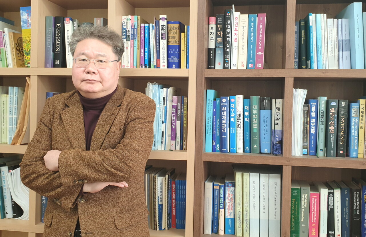 100세 시대가 대단치 않은, 이제는 70대 이상 노인이 20대 인구를 추월한 현대는 재산 대부분이 건물에 묶여있어선 안 된다. 노인의 호주머니에서 계좌에서 현금이 움직여야 한다. 김병준 강남대 교수(사진)는 유동화가 쉬운 주식에 투자하고 부동산 집착을 버리라 한다. /최주연 기자