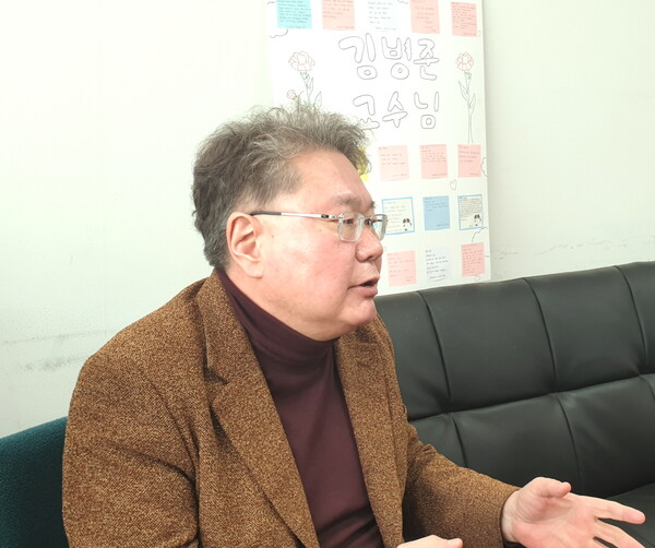 노후 자금을 금융상품에 투자할 때 장기투자 외 꼭 지켜야 하는 조건이 하나 있다. 시가 총액이 높은 지수 추종형 상품에 투자해야 한다는 것이다. 김 교수(사진)는 '투자는 바보같이 해야 한다'고 주장한다. /최주연 기자