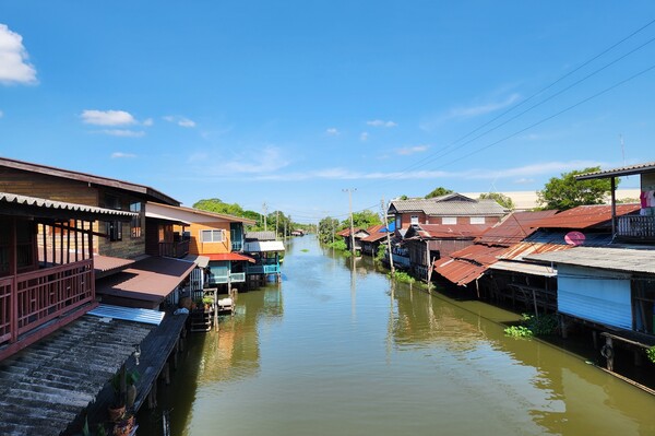 후아타케는 방콕 동쪽의 조용한 변두리 마을이다. 운하를 중심으로 살아가던 이 마을은 육상교통 시대와 함께 쇠락했지만, 마을 재건 프로젝트로 새로운 활로를 찾고 있다. /박헌정 