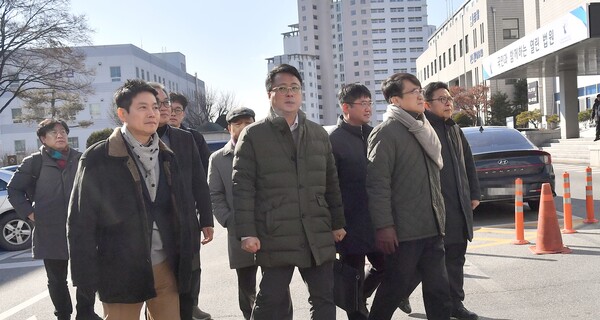 23일 '카카오 뉴스 검색서비스 차별 중지' 가처분 심문 참석을 위해 인터넷신문사 관계자들이 수원지법 성남지원에 들어오고 있다. /한국인터넷신문협회