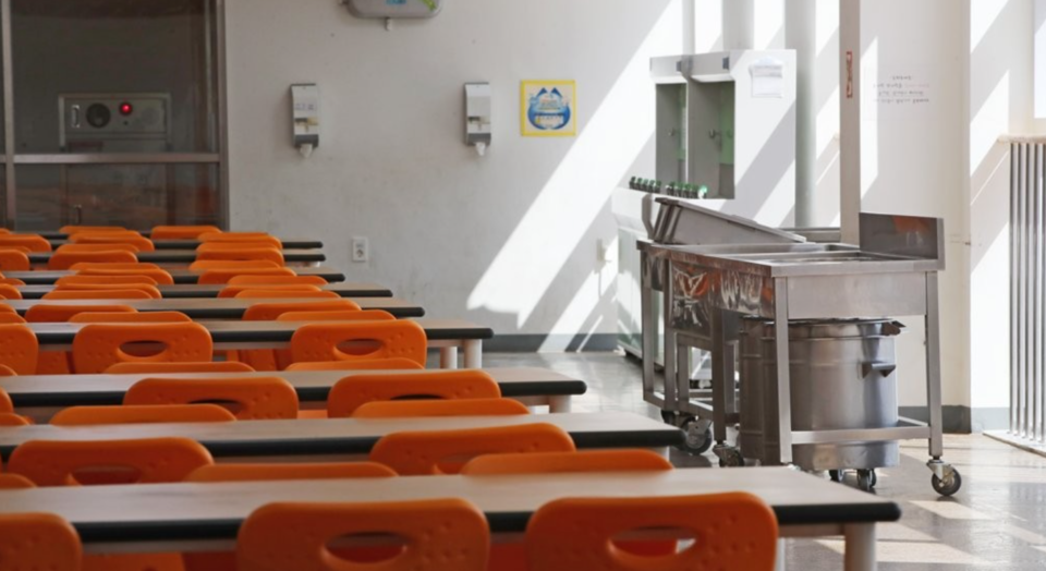 서울시에 위치한 한 초등학교의 텅 빈 급식실 /연합뉴스