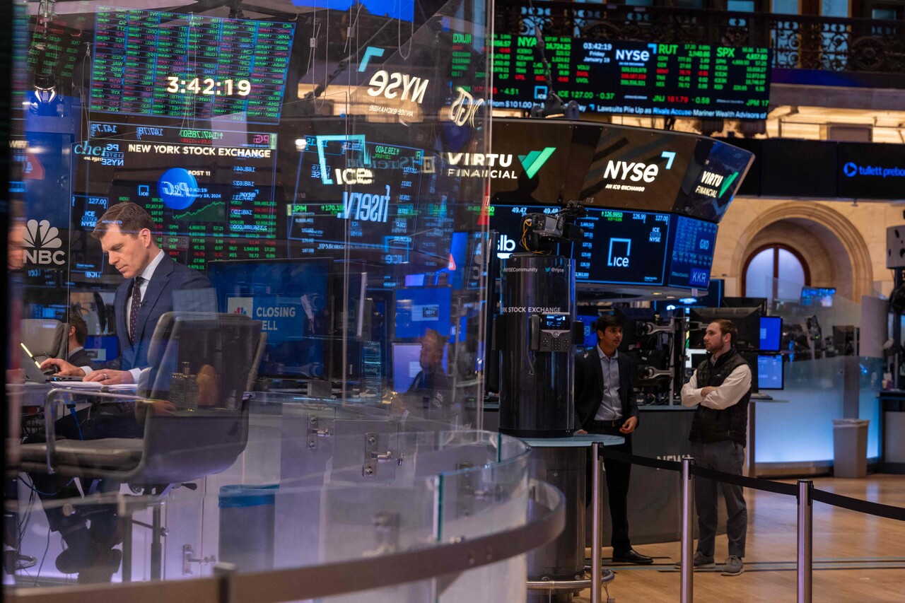 스탠더드앤드푸어스(S&P)500 지수를 포함한 미국 뉴욕증시의 3대 주가지수가 연일 최고치를 경신한 가운데 투자자들이 포모(FOMO·fear of missing out) 증후군을 호소하고 있다. S&P500지수는 전장보다 14.17포인트(0.29%) 오른 4864.60을 기록하며 사흘 내리 사상 최고치를 경신했다. /AFP=연합뉴스