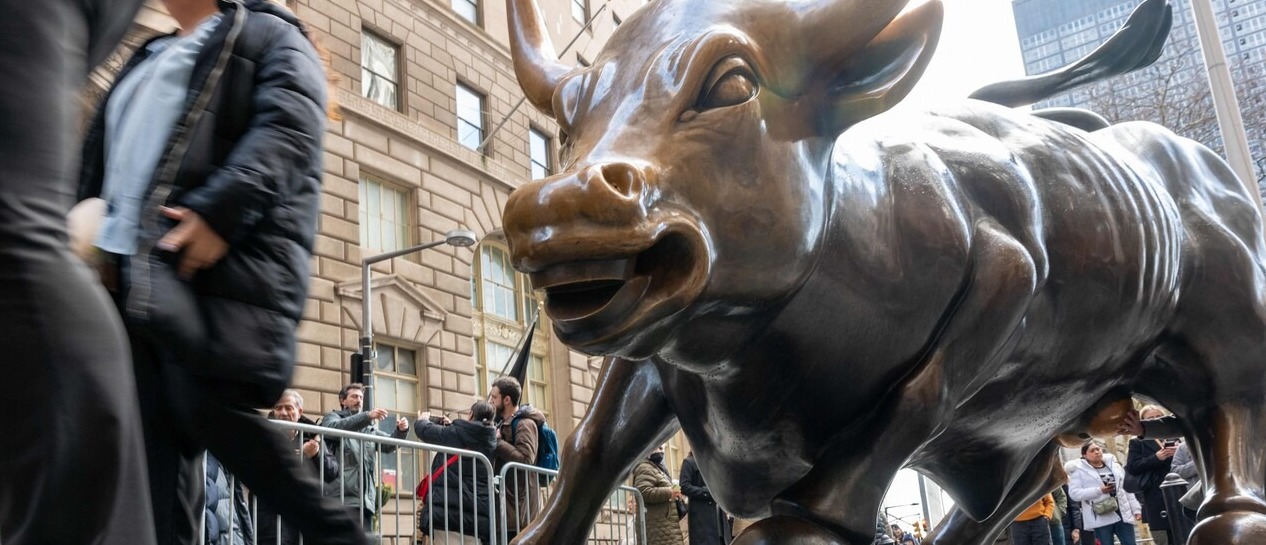 뉴욕증권거래소 옆 금융 지구에 세워져 있는 돌진하는 황소상(Charging Bull) /AFP=연합뉴스