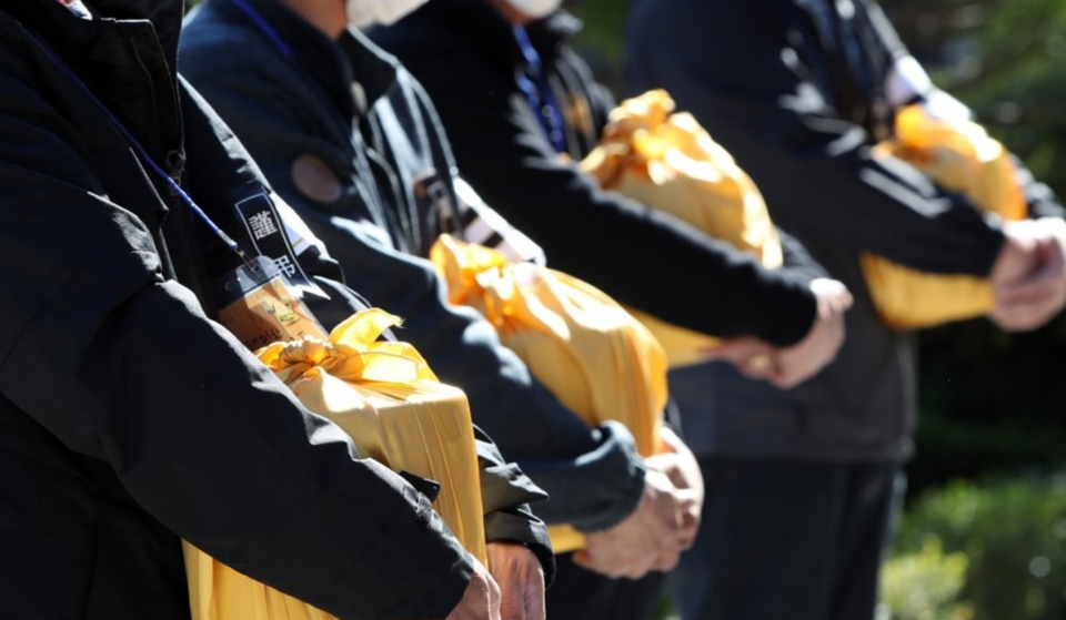 유골함을 든 유족의 모습 /연합뉴스