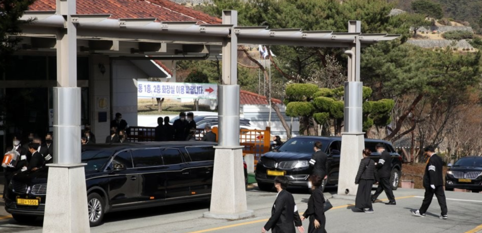 사망자 급증에 화장장도 대기행렬 /연합뉴스