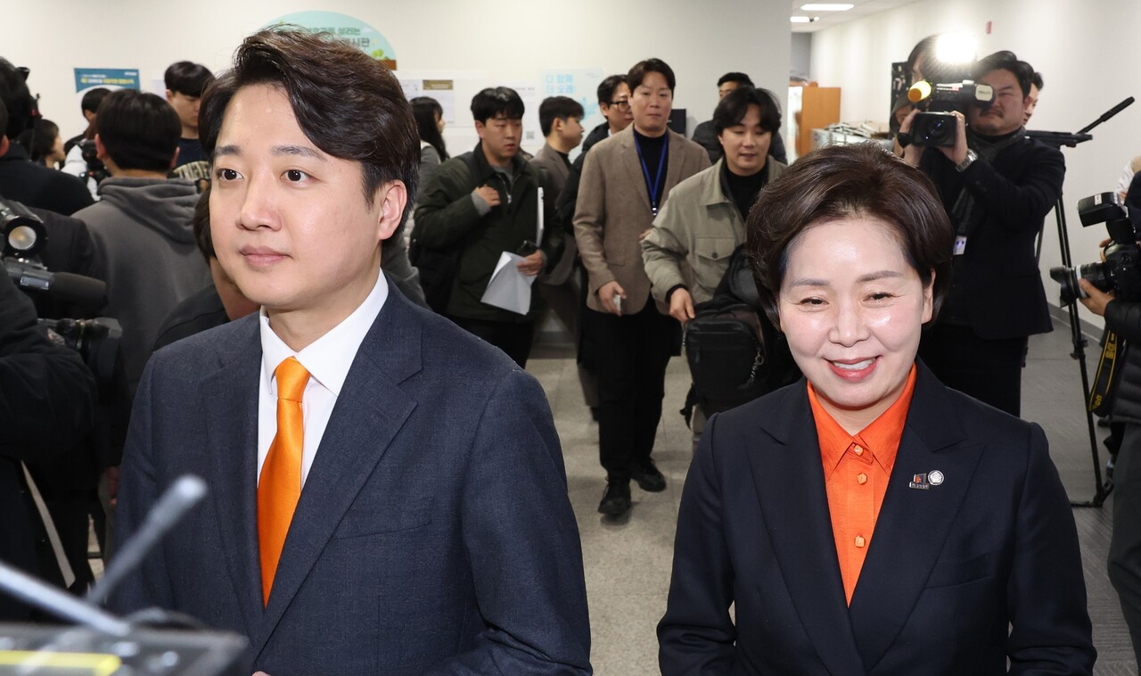 이준석 개혁신당 대표와 양향자 한국의희망 대표가 24일 국회에서 합당 발표 기자회견 후 퇴장하고 있다./연합뉴스