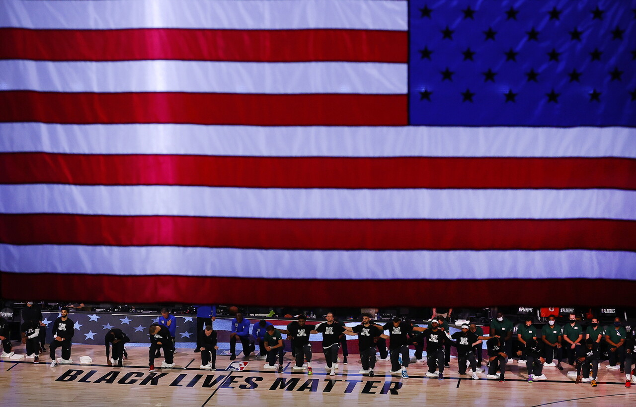 미국의 개방성과 낯선 이에 대한 배려가 전 세계에서 미국으로 사람들이 이민 오게 하는 이유가 된다. 사진은 덴버 너기츠와 유타 재즈 선수들이 2020년 8월 25일(현지시간) 미국 플로리다주 레이크 부에나 비스타에서 2019-2020 미국 프로농구(NBA) 플레이오프 1라운드(7전 4승제) 5차전 시작 전 인종차별에 반대하는 뜻으로 무릎을 꿇고 있다. /AP=연합뉴스