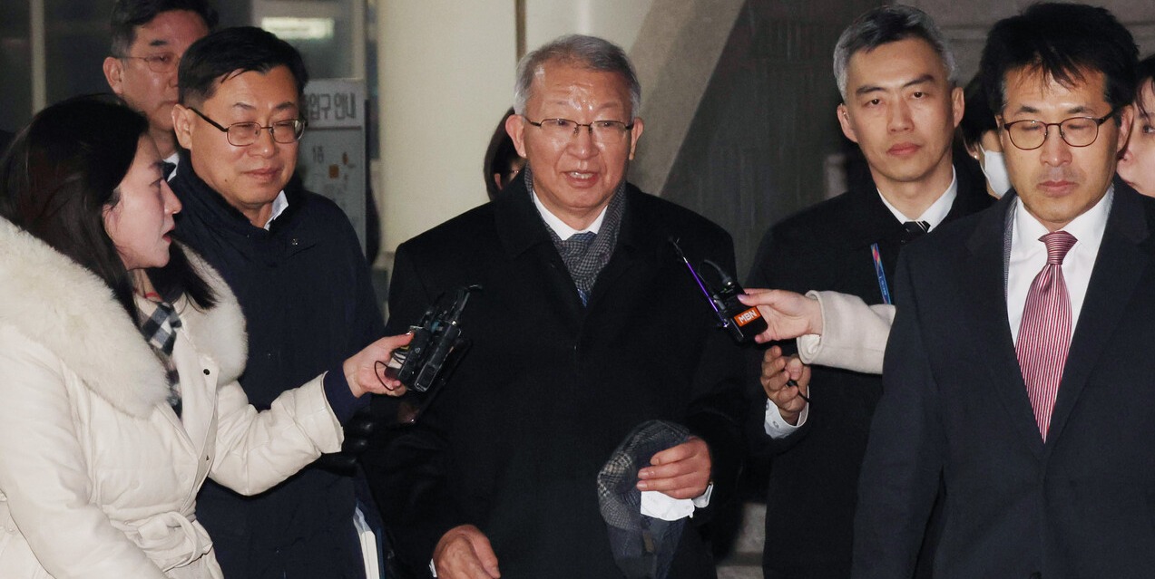 이른바 '사법농단' 재판 1심에서 무죄를 선고받은 양승태 전 대법원장이 26일 오후 서울 서초구 서울중앙지법을 나서고 있다. /연합뉴스