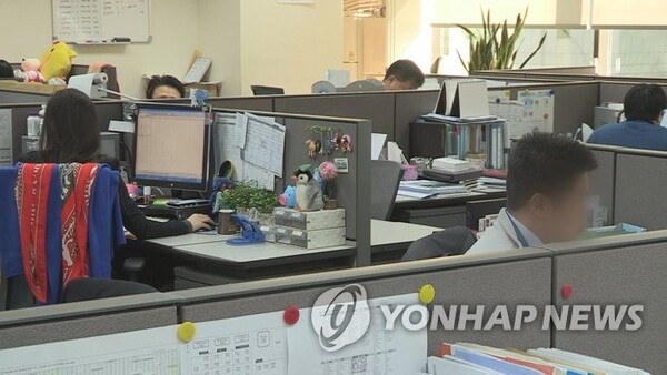 사무실 내 직장인. /연합뉴스