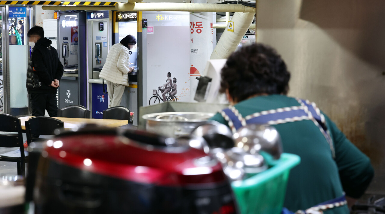 고금리 장기화에 서민 대출 문턱이 좁아지면서 정부의 금융권에 대한 강도 높은 비판이 5대 은행 성과급을 움츠러들게 했다. 은행은 저출생·고령화 등 정부가 당면한 문제에 ‘애 낳으면 현금 지급’하는 식으로 직원 복리후생을 강화하고 있다. /연합뉴스