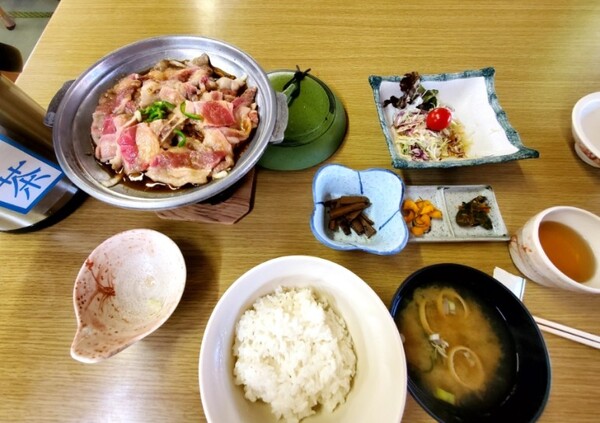 도와다 삼겹살 구이. 양파 위에 삼겹살을 올려서 익혀 먹는 요리다. /사진=양은심