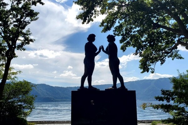 소녀상의 테마는 ‘도호쿠 지방의 자연을 이겨낼 힘이 넘치는 아름다움을 가진 여성’이다. 똑같은 동상이 왼손을 맞대고 마주 보고 있다. /사진=양은심