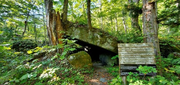 이시케도(石ケ戸／イシケド. '케도'란 말은 '오두막'이란 뜻이다. 넓이 10㎡ 두께 1m나 되는 큰 바위가 계수나무에 걸쳐져서 바위 오두막을 만들고 있다. 옛날에 여자 해적이 살았다는 전설이 있다고 한다. /사진=양은심