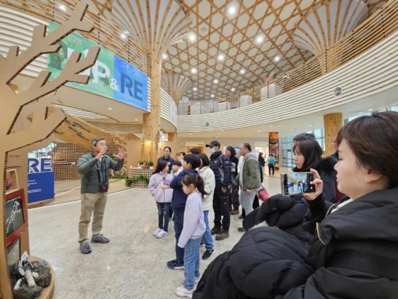 국립백두대간수목원에서 진행된 ESG 특별기획전에서 ESG 작품을 설명하는 필자 /한익종