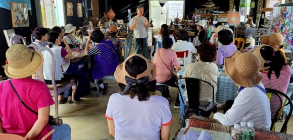 제주 알나만을 찾은 관광객들을 대상으로 환경과 봉사, 그리고 창의적 삶에 대해 설명하는 필자 /한익종