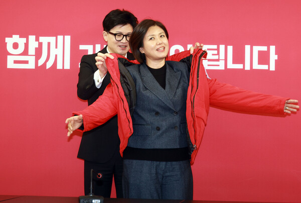 국민의힘 한동훈 비상대책위원장이 29일 오전 여의도 중앙당사에서 열린 국민 인재 영입 환영식에서 진양혜 전 아나운서에게 당 점퍼를 입혀주고 있다. /연합뉴스