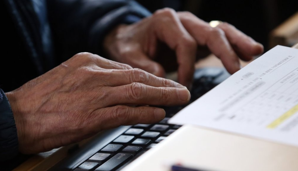 고령층 소비자는 키오스크에 적응해 가고 있는 시점에서 모바일 온라인 서비스 대란에 또다시 소외되고 있다는 목소리가 나온다. 사진은 컴퓨터를 이용 중인 어르신의 모습. /연합뉴스