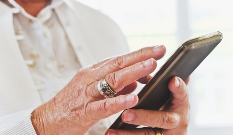 스마트폰을 이용하고 있는 노인의 모습 /연합뉴스