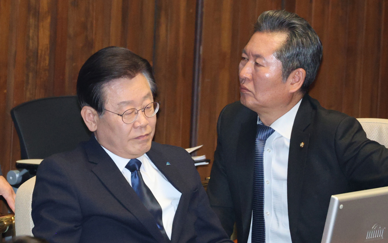 이재명 더불어민주당 대표와 정청래 수석최고위원이 국회의사당에서 대화를 나누고 있다. /연합뉴스