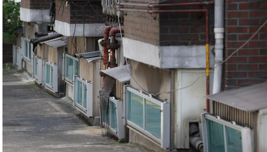 서울 관악구 신림동 주택가의 반지하 가구들 /연합뉴스