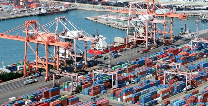 반도체 가격 회복 등의 영향으로 지난달 국내 수출금액지수는 석 달 연속 상승세를 기록했다. /연합뉴스