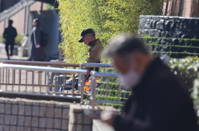 일본 도쿄 산책로에서 시간을 보내는 노인들. 기사 내용과 직접 관련 없음 /연합뉴스