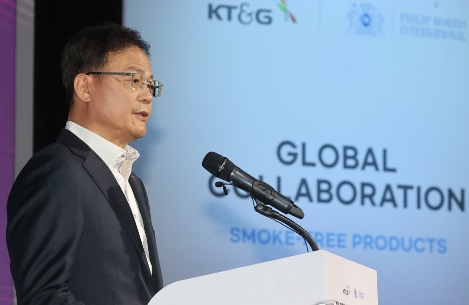 백복인 KT&G 사장이 지난해 1월 30일 서울 여의도 콘래드 호텔에서 열린 KT&G-PMI 글로벌 콜라보레이션 행사에서 인사말을 하고 있다. /연합뉴스