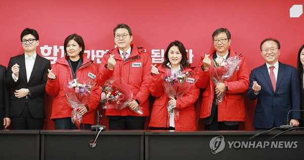 국민의힘 한동훈 비상대책위원장이 29일 오전 여의도 중앙당사에서 열린 국민인재 영입 환영식에서 영입인재들과 기념촬영을 하고 있다. /연합뉴스