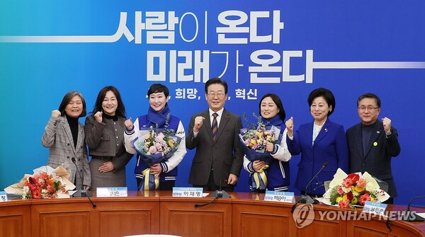 더불어민주당 이재명 대표가 29일 국회에서 열린 11·12차 인재영입식에서 이지은 전 총경, 백승아 전 교사와 함께 기념촬영을 하고 있다. /연합뉴스