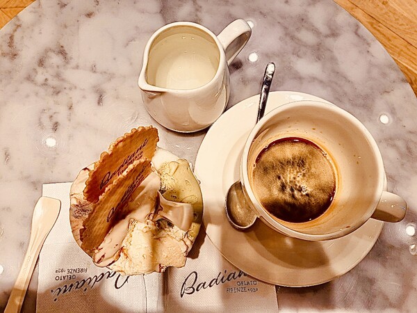 '꽃의 성모 마리아 대성당'을 찾아가는 길을 걷다 길거리 까페에 들러 10년 만에 피렌체와 만남을 자축할겸 '본~조르노 피렌체' (Buon~Giorno Firenze; '굿모닝 피렌체'의 뜻) 젤라토 아이스크림과 커피 한 잔으로 여행자의 하루를 시작했지요. /사진=최익준