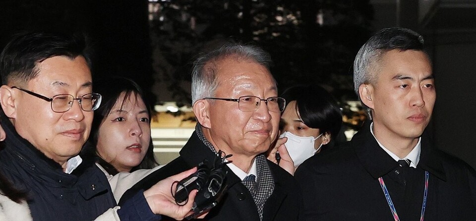 지난달 26일 오후 무죄를 선고받고 서울 서초구 서울중앙지법을 나서고 있는 양승태 전 대법원장. /연합뉴스