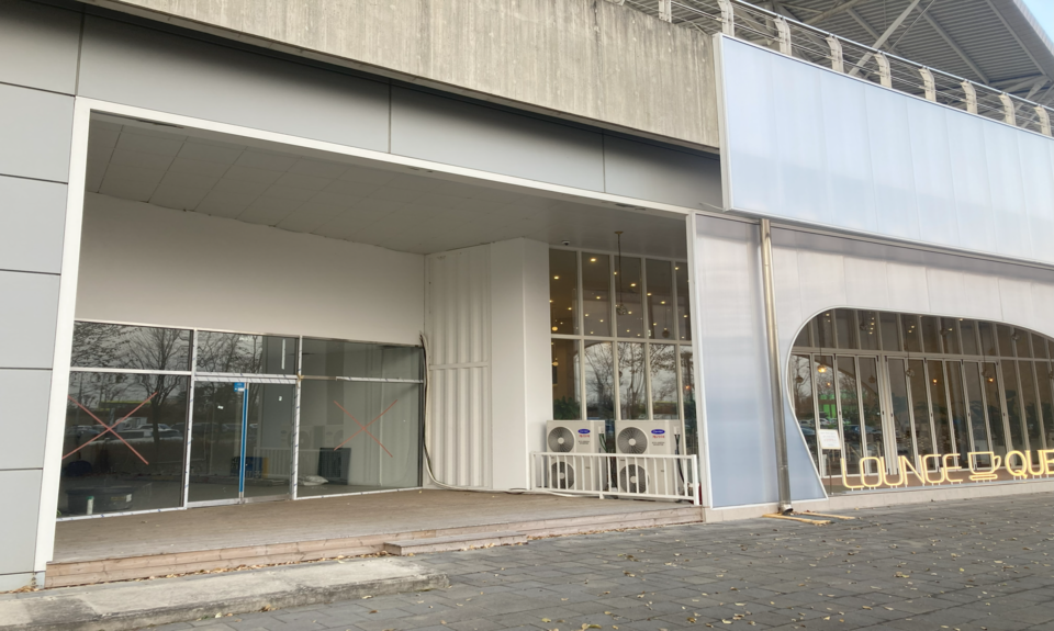 카페 옆 공실을 제외하고 현재 인천아시아드주경기장 1층 상업시설은 대부분 다 찼다. /신정원