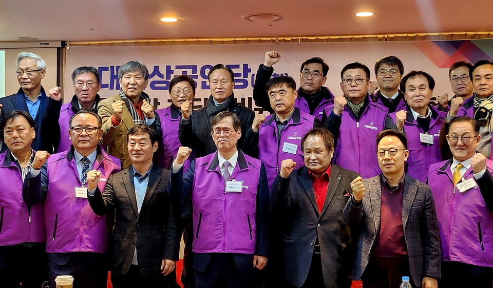 2월 3일 열린 창당대회에서 정 창준위원장이 참가자들과 사진을 찍고 있다. /이상헌 기자