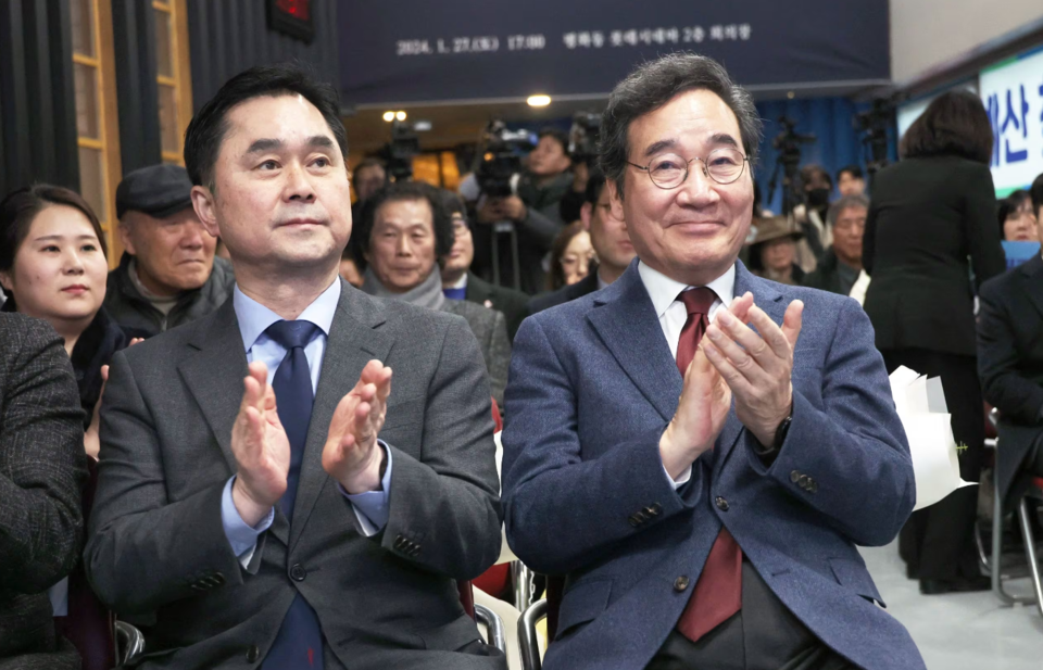 이낙연 전 총리와 김종민 미래대연합 공동 창당준비위원장이 지난달 27일 오후 전북 전주시 롯데시네마 전주평화점에서 열린 새로운미래 전북특별자치도당 창당대회에서 박수치고 있다. /연합뉴스