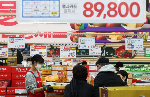지난달 29일 농협 하나로마트 양재점을 찾은 시민들이 배·사과 등 과일을 살펴보고 있다. /연합뉴스