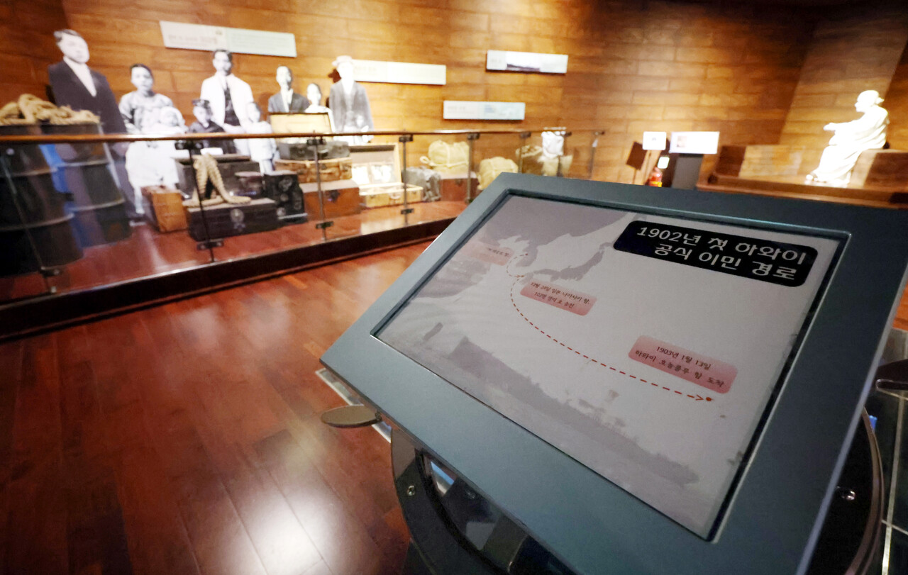 미국의 인구는 2053년까지 지속해서 증가할 것으로 예상된다. 유럽과 중국이 실질적인 경기 침체를 겪고 있음에도 미국만이 홀로 성장을 구가하고 있다. 사진은 한국이민사박물관에 1902년 과거 하와이로 건너간 한국의 이민자들이 지나간 항로 그림이 전시된 모습. /연합뉴스